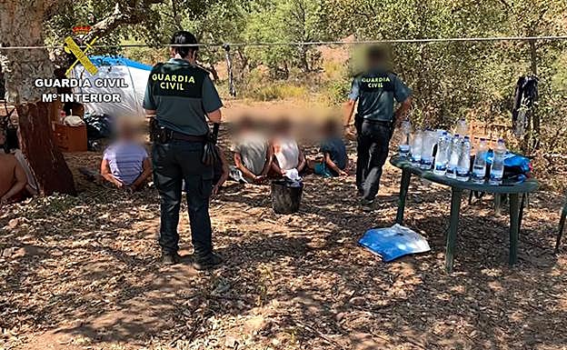 Galería. La Guardia Civil tras detener a los nueve albaneses. 