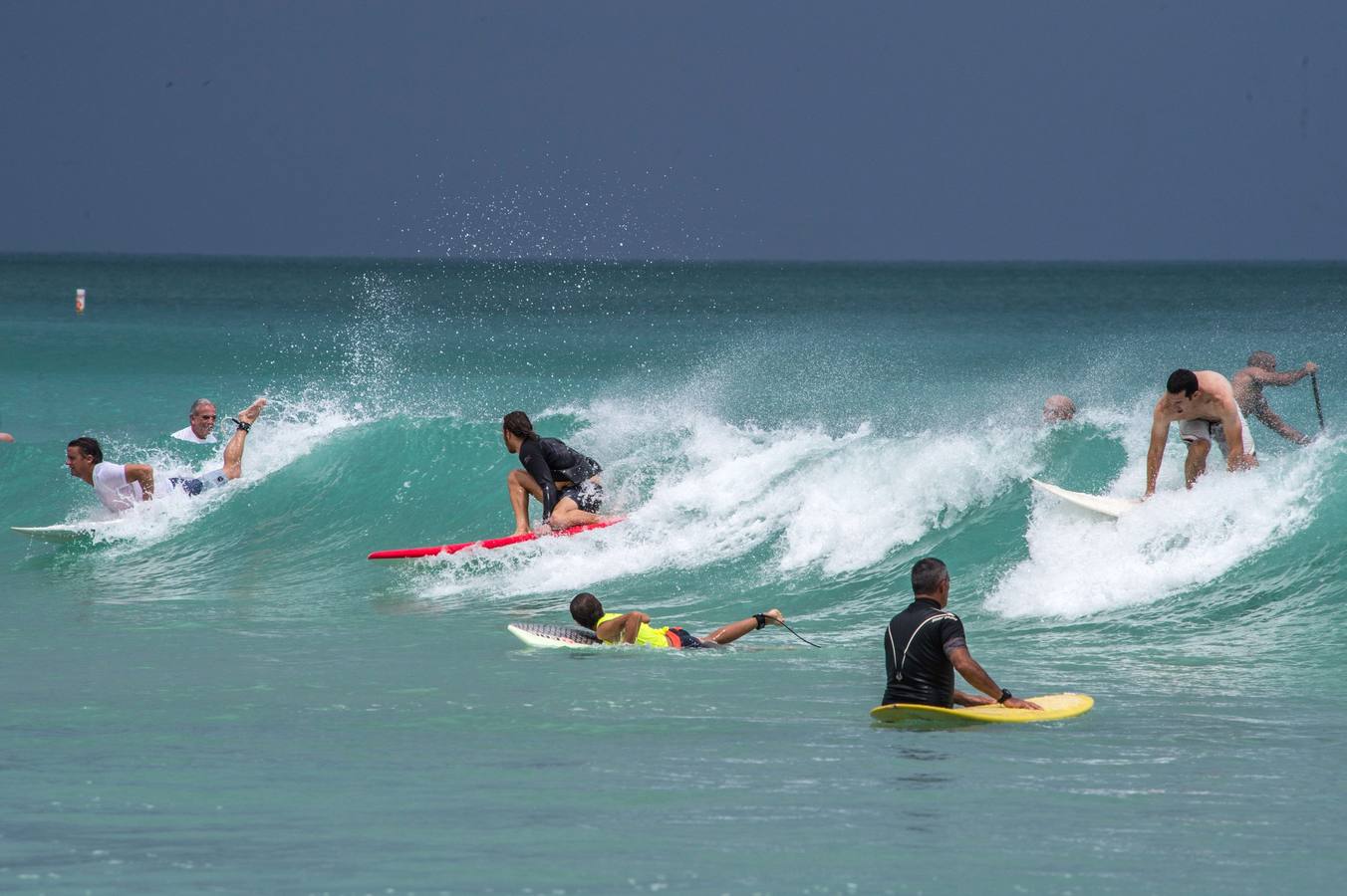 Fotos: Las olas de Dorian hacen felices a los surfistas en Miami Beach