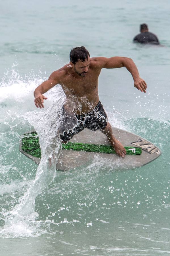Fotos: Las olas de Dorian hacen felices a los surfistas en Miami Beach