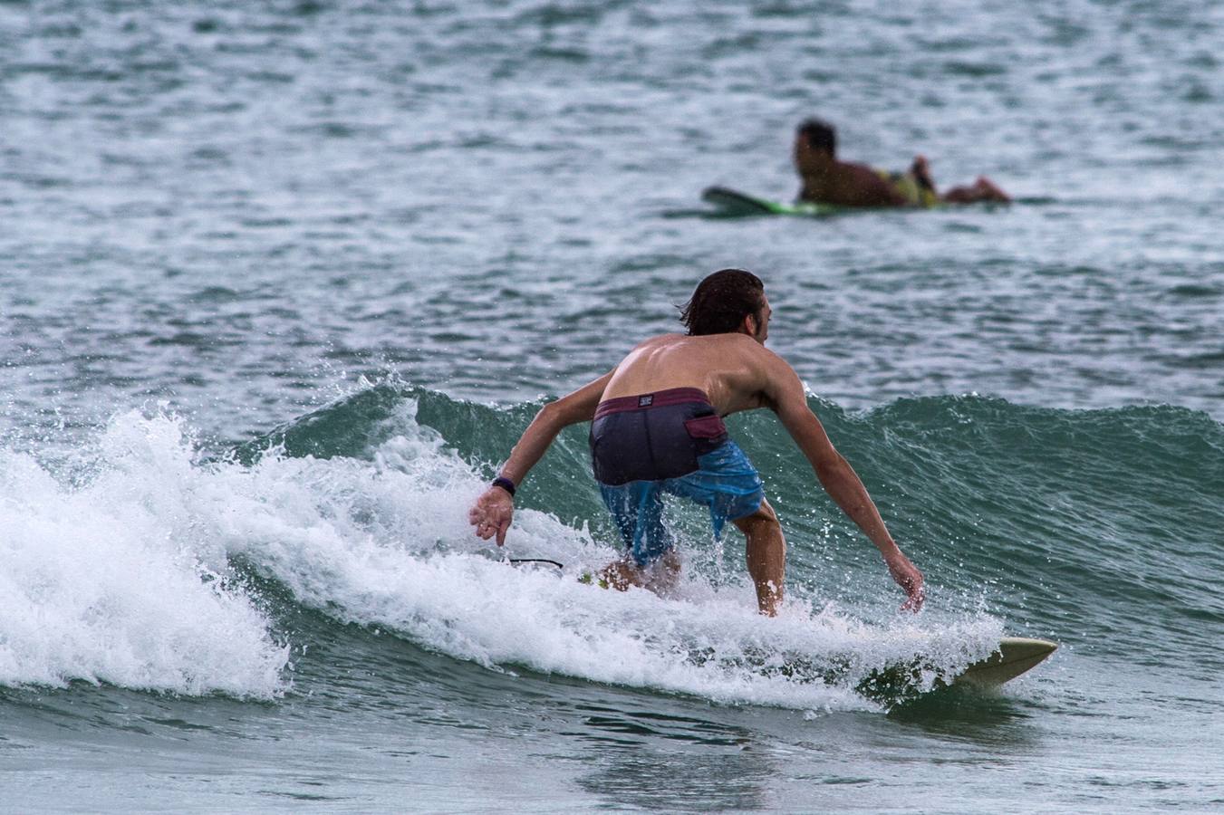 Fotos: Las olas de Dorian hacen felices a los surfistas en Miami Beach
