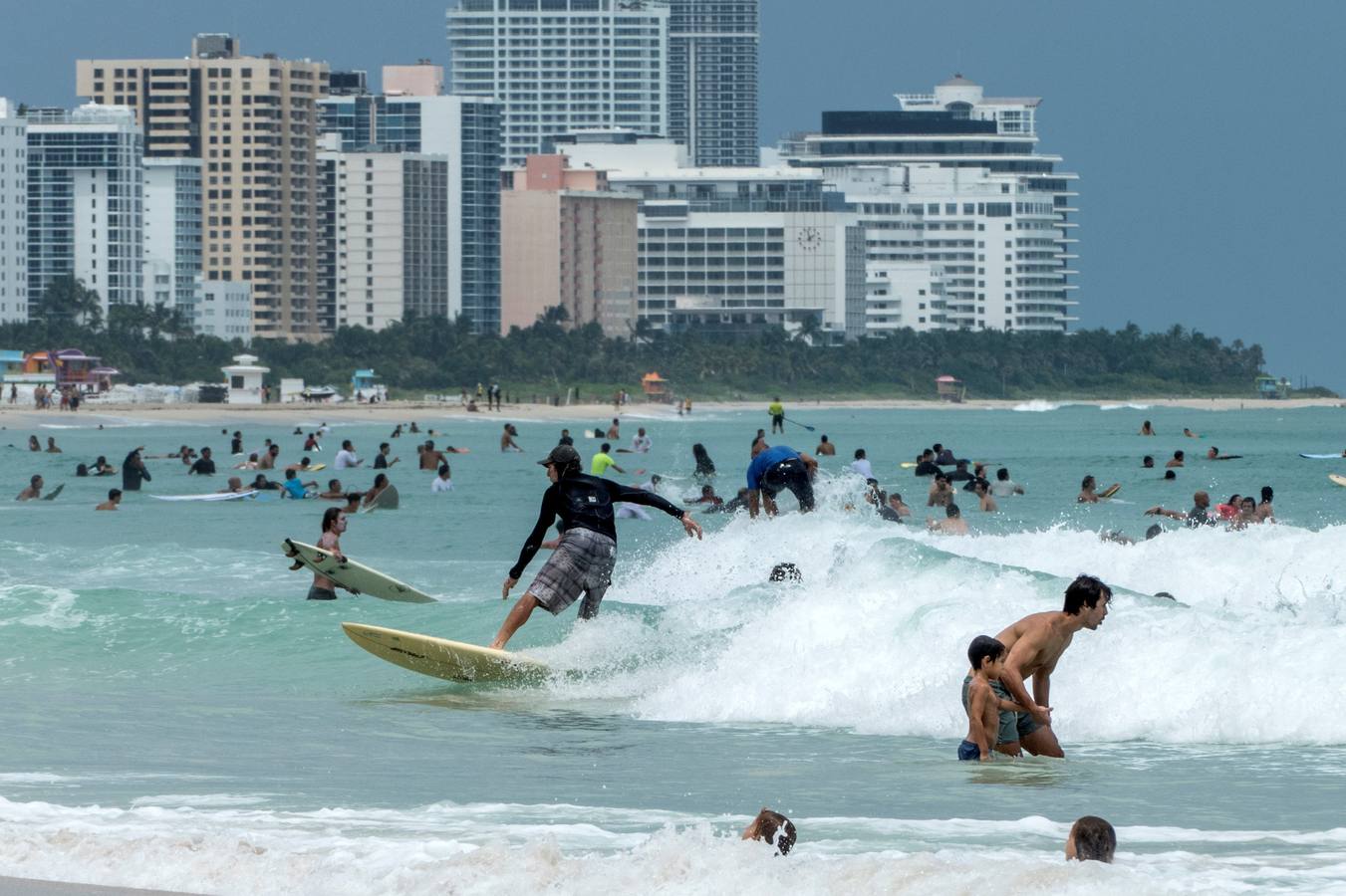 Fotos: Las olas de Dorian hacen felices a los surfistas en Miami Beach