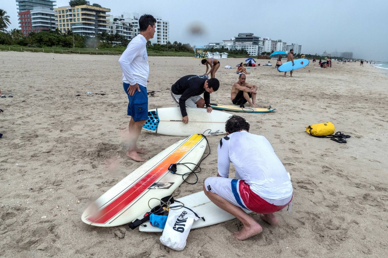 Fotos: Las olas de Dorian hacen felices a los surfistas en Miami Beach