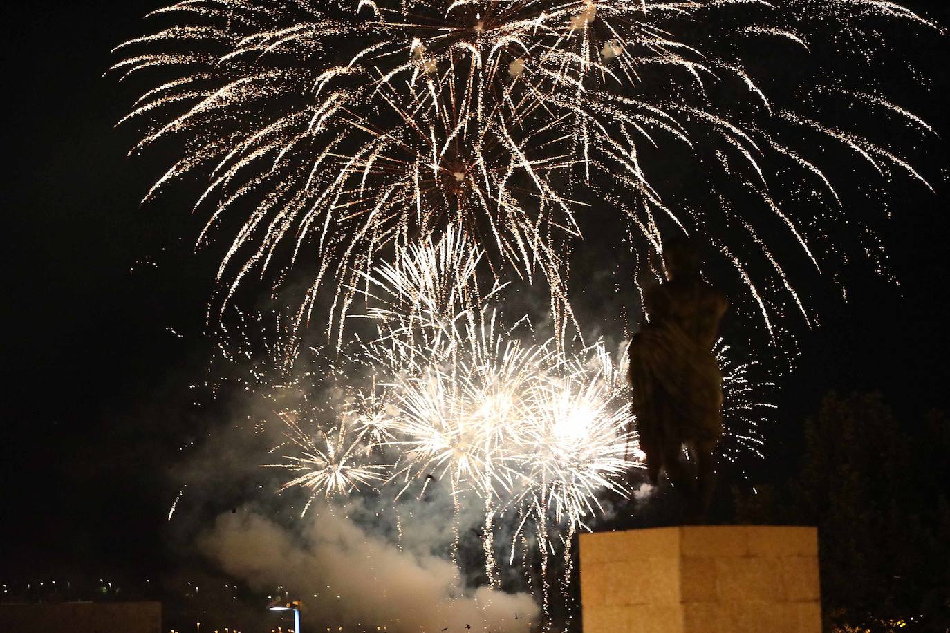 Los emeritenses despidieron ayer sus fiestas con el espectáculo de pirotecnia