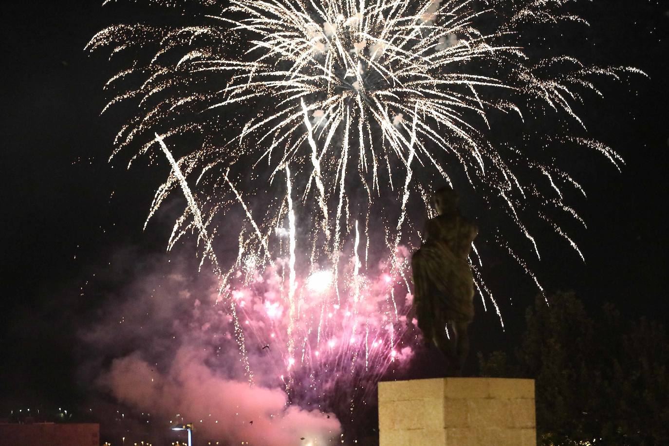 Los emeritenses despidieron ayer sus fiestas con el espectáculo de pirotecnia