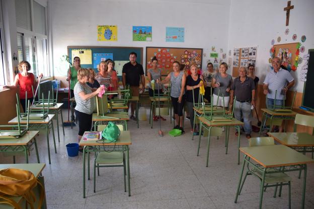 Parte del grupo de voluntarios en una de las aulas del colegio. :: J. S. P.