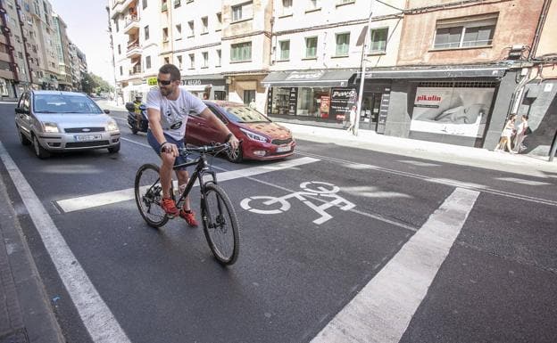 El 'adelantabicis' es un espacio de seguridad para los ciclistas:: J.R.