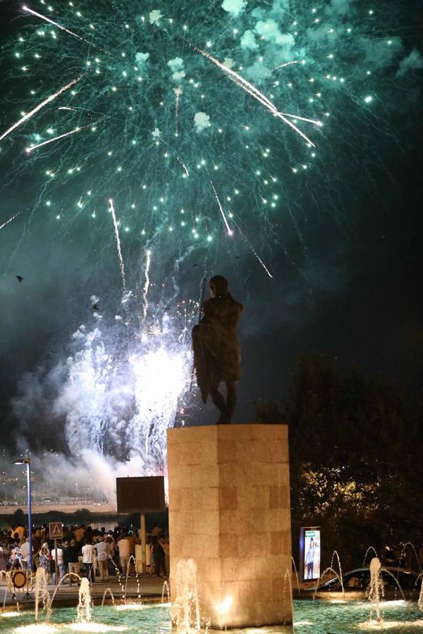 Los emeritenses despidieron ayer sus fiestas con el espectáculo de pirotecnia