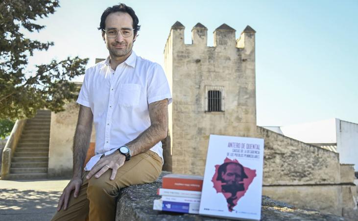 Rina posa junto a algunos de los libros que ha publicado