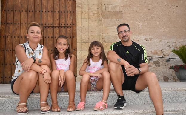 Juan Antonio López y Rosa María Solís con sus hijas, una de las jóvenes familias que reside en el pueblo.: DAVID PALMA