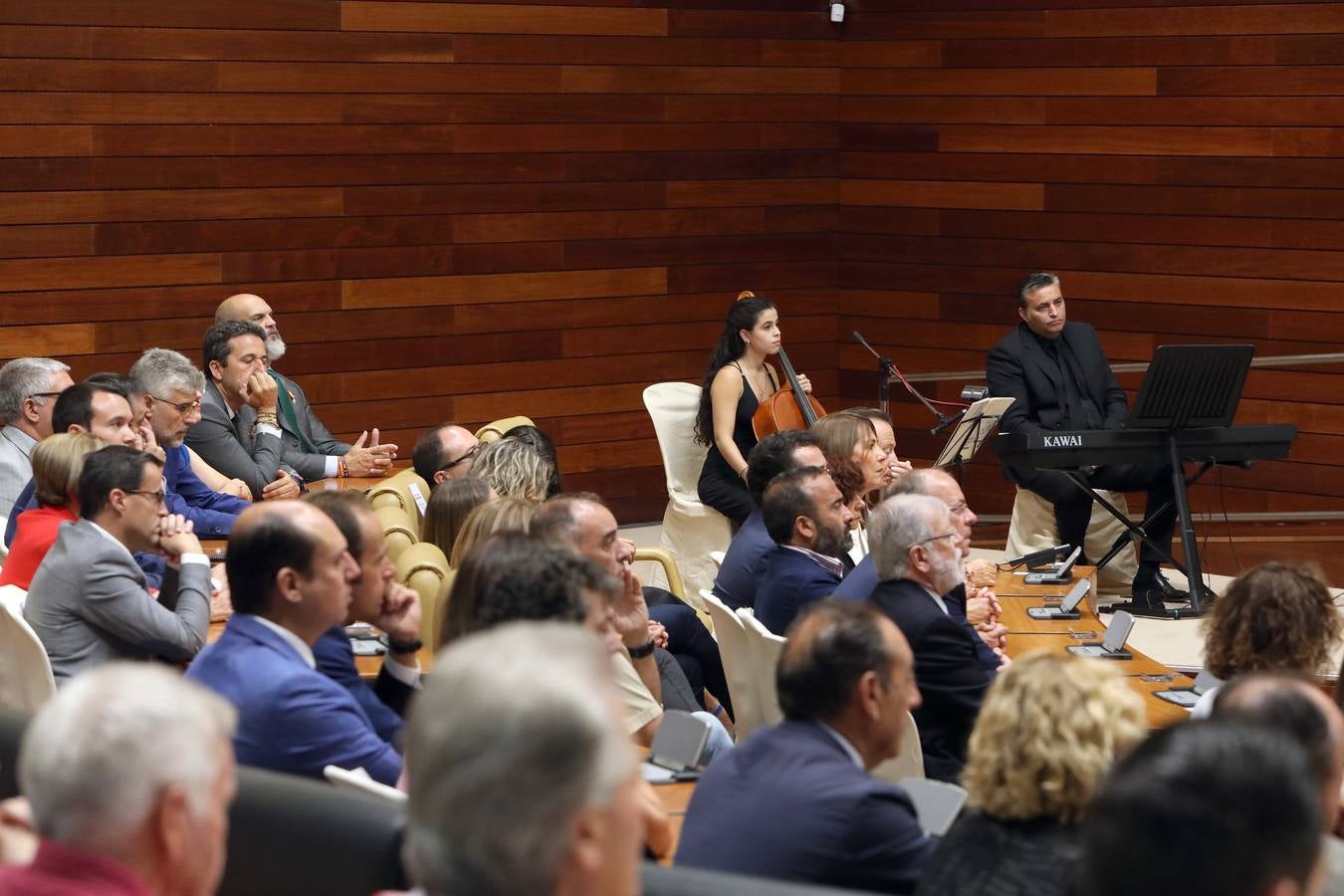 Fotos: Homenaje a las víctimas del terrorismo, en el hemiciclo de la Asamblea de Extremadura