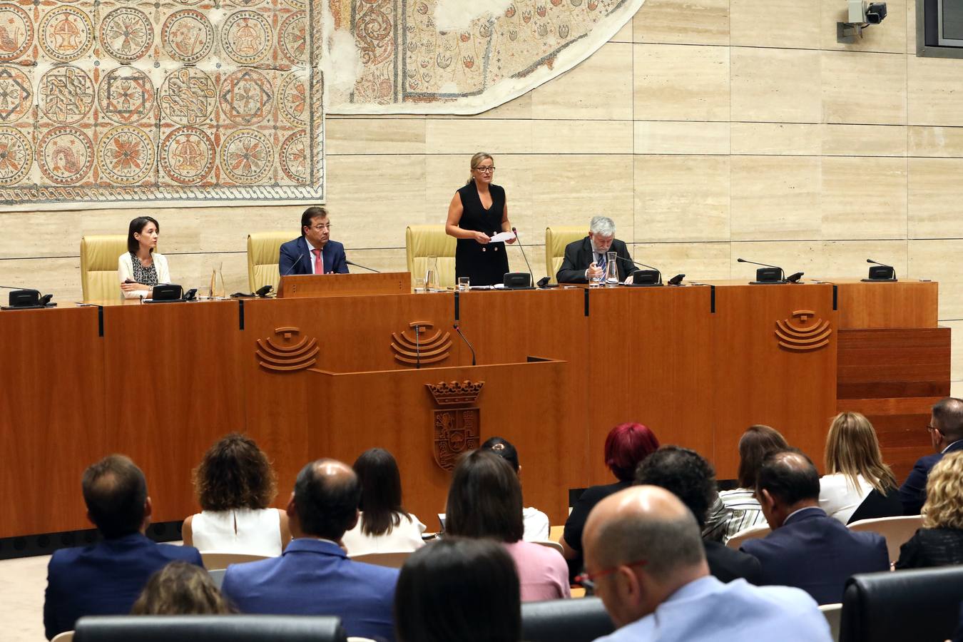 Fotos: Homenaje a las víctimas del terrorismo, en el hemiciclo de la Asamblea de Extremadura