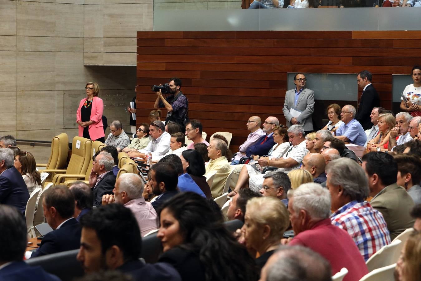 Fotos: Homenaje a las víctimas del terrorismo, en el hemiciclo de la Asamblea de Extremadura