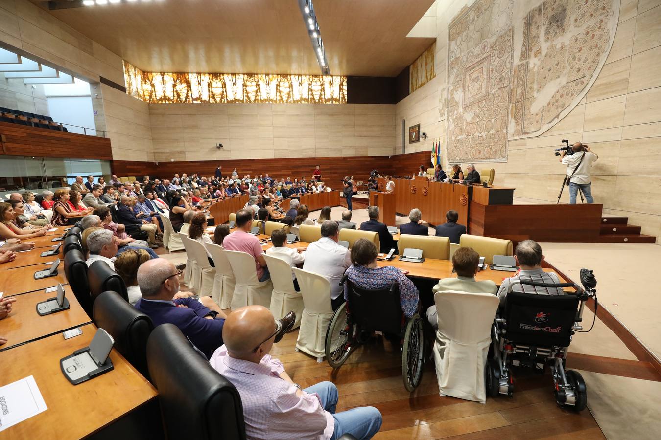 Fotos: Homenaje a las víctimas del terrorismo, en el hemiciclo de la Asamblea de Extremadura