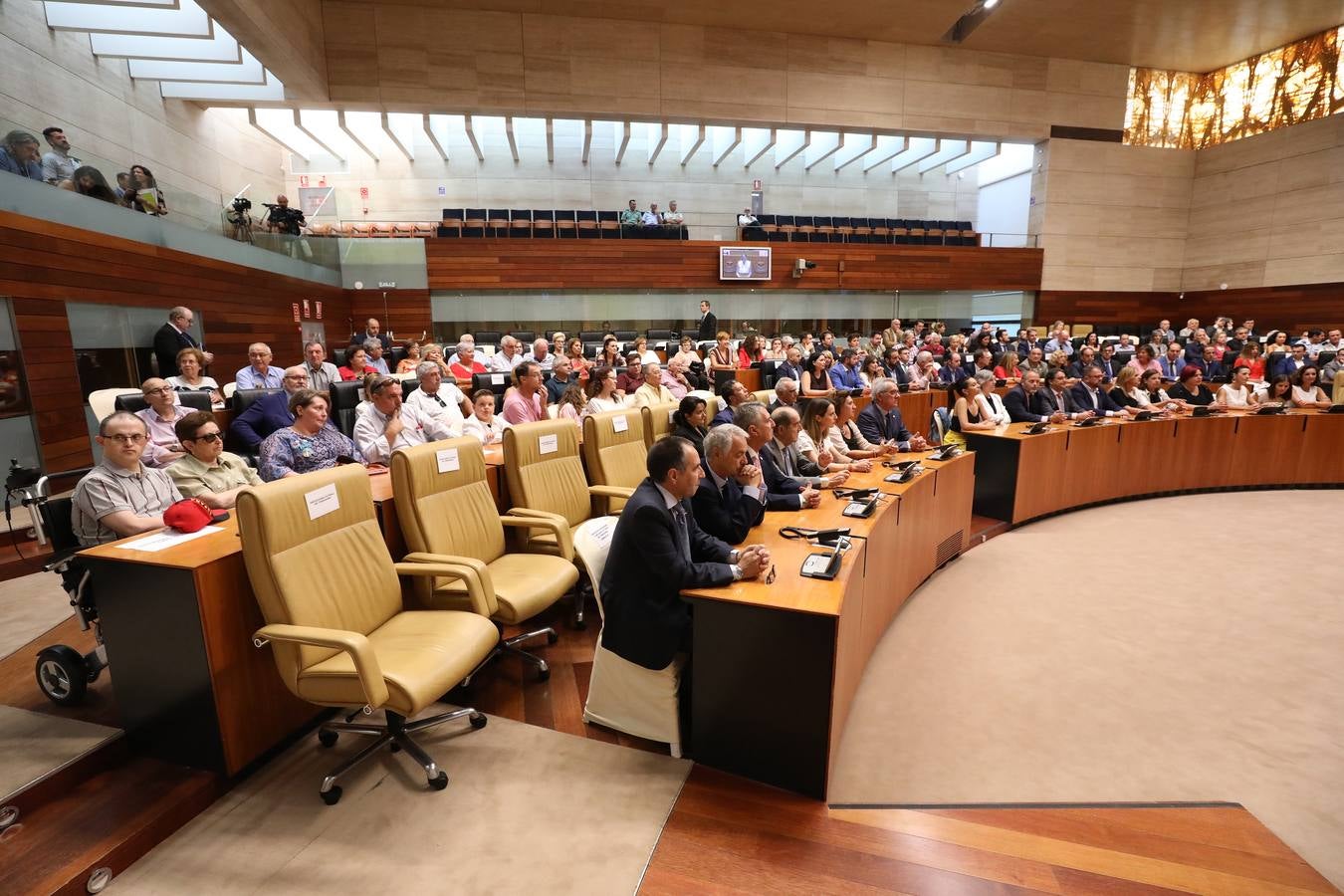 Fotos: Homenaje a las víctimas del terrorismo, en el hemiciclo de la Asamblea de Extremadura
