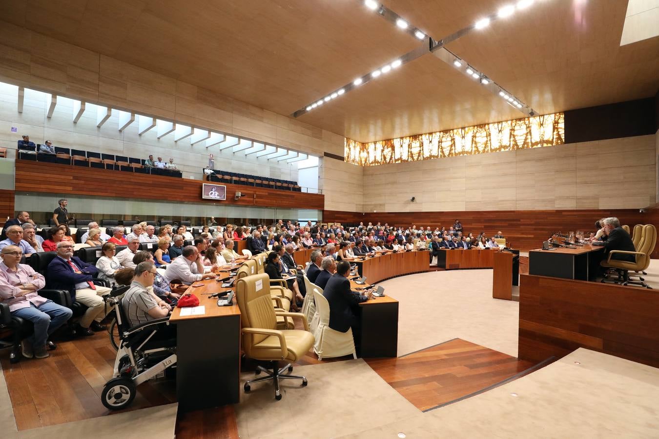 Fotos: Homenaje a las víctimas del terrorismo, en el hemiciclo de la Asamblea de Extremadura