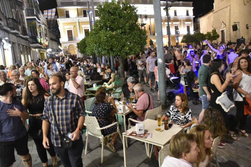 Cómicos, poetas, músicos, pintores, bailarines, actores y creativos llenaron las plazas del Casco Antiguo en la décima edición de la Noche en Blanco, menos multitudinaria por el puente