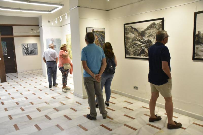 Cómicos, poetas, músicos, pintores, bailarines, actores y creativos llenaron las plazas del Casco Antiguo en la décima edición de la Noche en Blanco, menos multitudinaria por el puente
