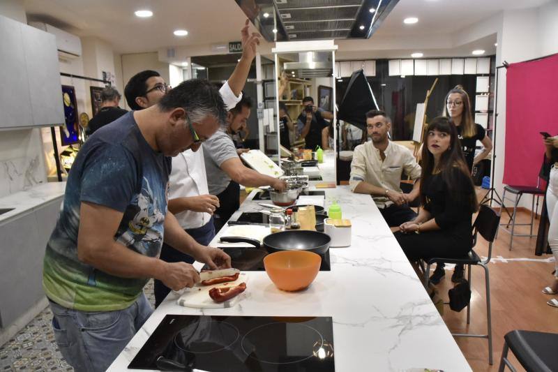 Cómicos, poetas, músicos, pintores, bailarines, actores y creativos llenaron las plazas del Casco Antiguo en la décima edición de la Noche en Blanco, menos multitudinaria por el puente