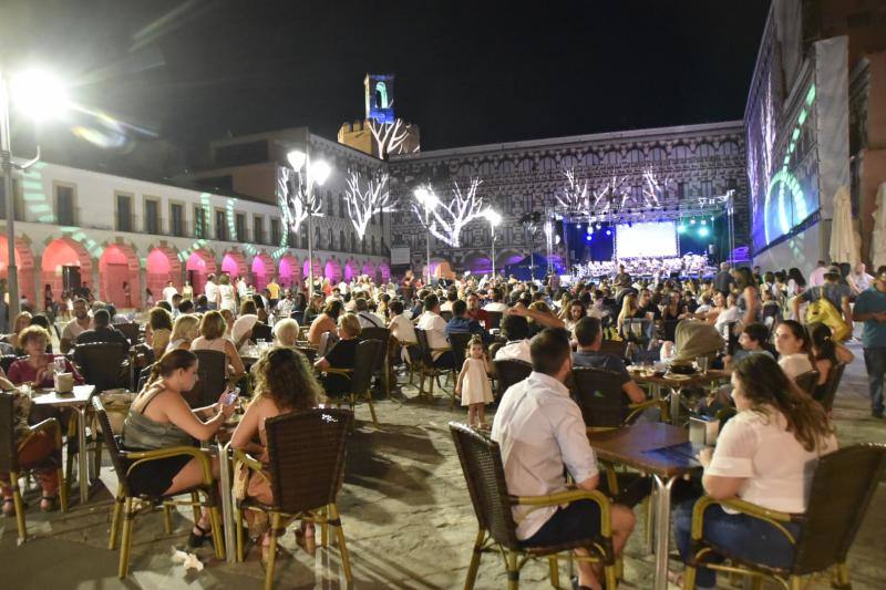 Cómicos, poetas, músicos, pintores, bailarines, actores y creativos llenaron las plazas del Casco Antiguo en la décima edición de la Noche en Blanco, menos multitudinaria por el puente
