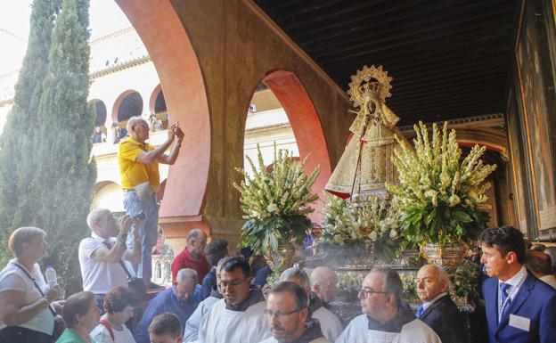 Procesión de la patrona de Extremadura por el abarrotado claustro mudéjar del Monasterio. 