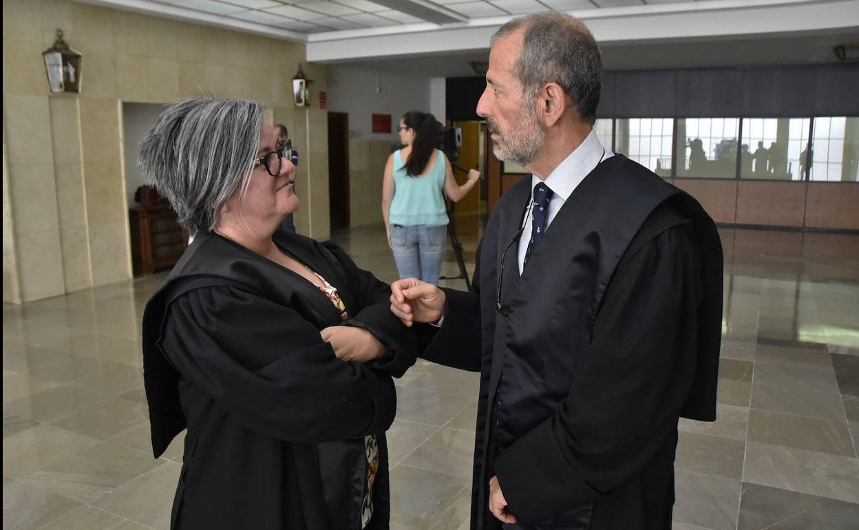 Cipriana Cerezo y José María Cerón, letrados de las defensas. :: C.MORENO