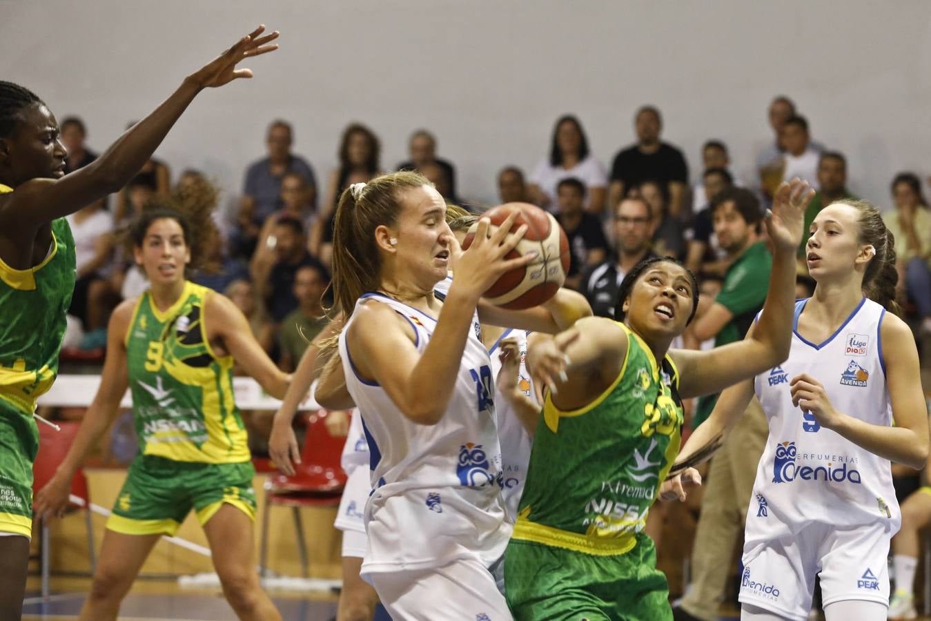 Fotos: Al-Qázeres cae ante Perfumerías Avenida