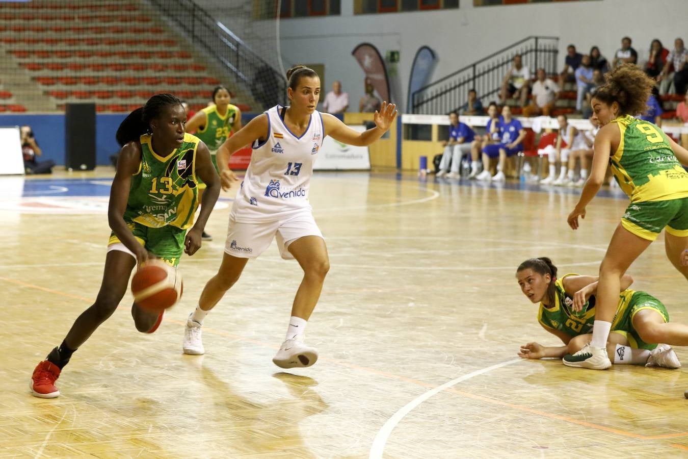 Fotos: Al-Qázeres cae ante Perfumerías Avenida
