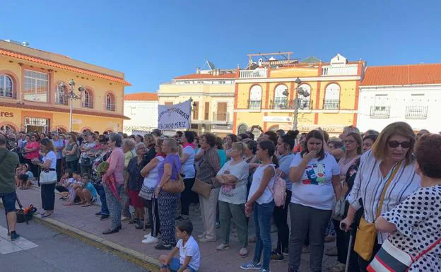 Concentración de vecinos de Puebla de Sancho Pérez:: HOY