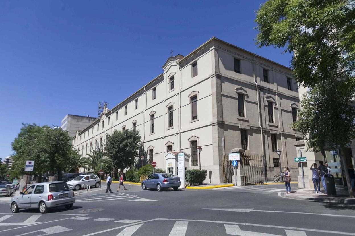 Imagen del edificio del Hospital Virgen de la Montaña en la avenida de España de la capital. :: hoy