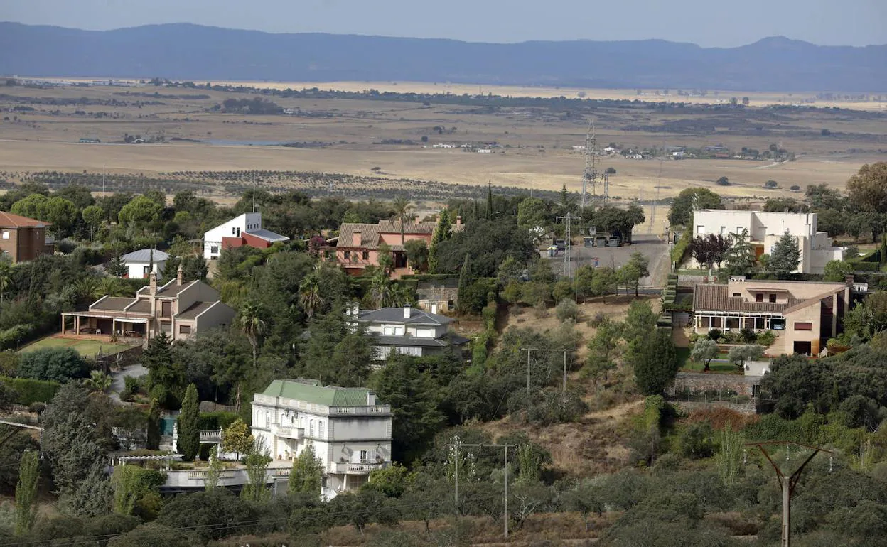 Grandes casas de la zona de La Sierrilla de Cáceres. :: LORENZO CORDERO