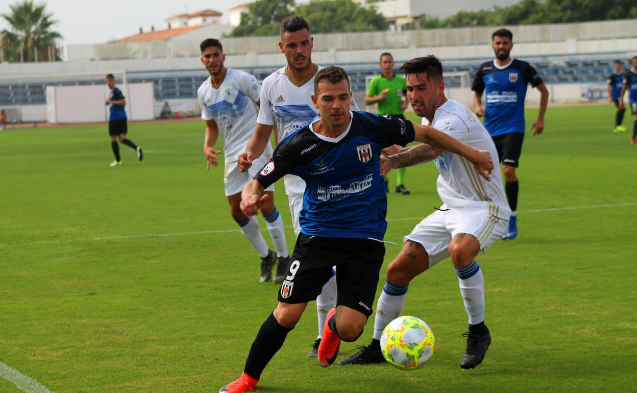 Pino, autor del primer tanto del Mérida, en Marbella. ::ADG MEDIA