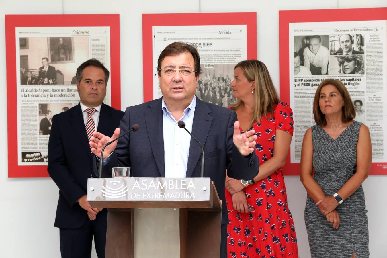 Fotos: HOY repasa en 35 páginas los cuarenta años de los ayuntamientos democráticos