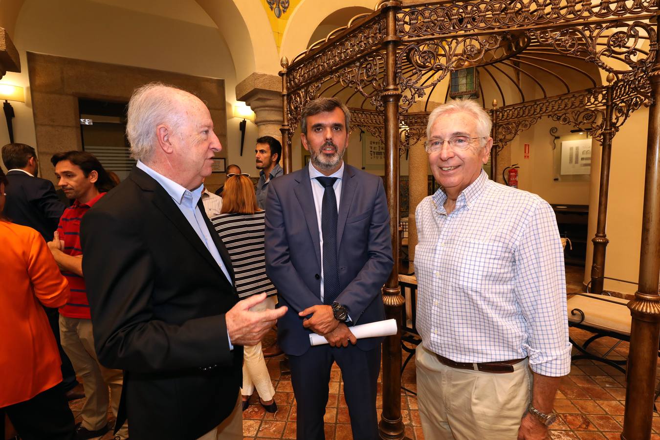 Fotos: HOY repasa en 35 páginas los cuarenta años de los ayuntamientos democráticos