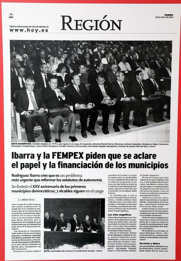 Fotos: HOY repasa en 35 páginas los cuarenta años de los ayuntamientos democráticos