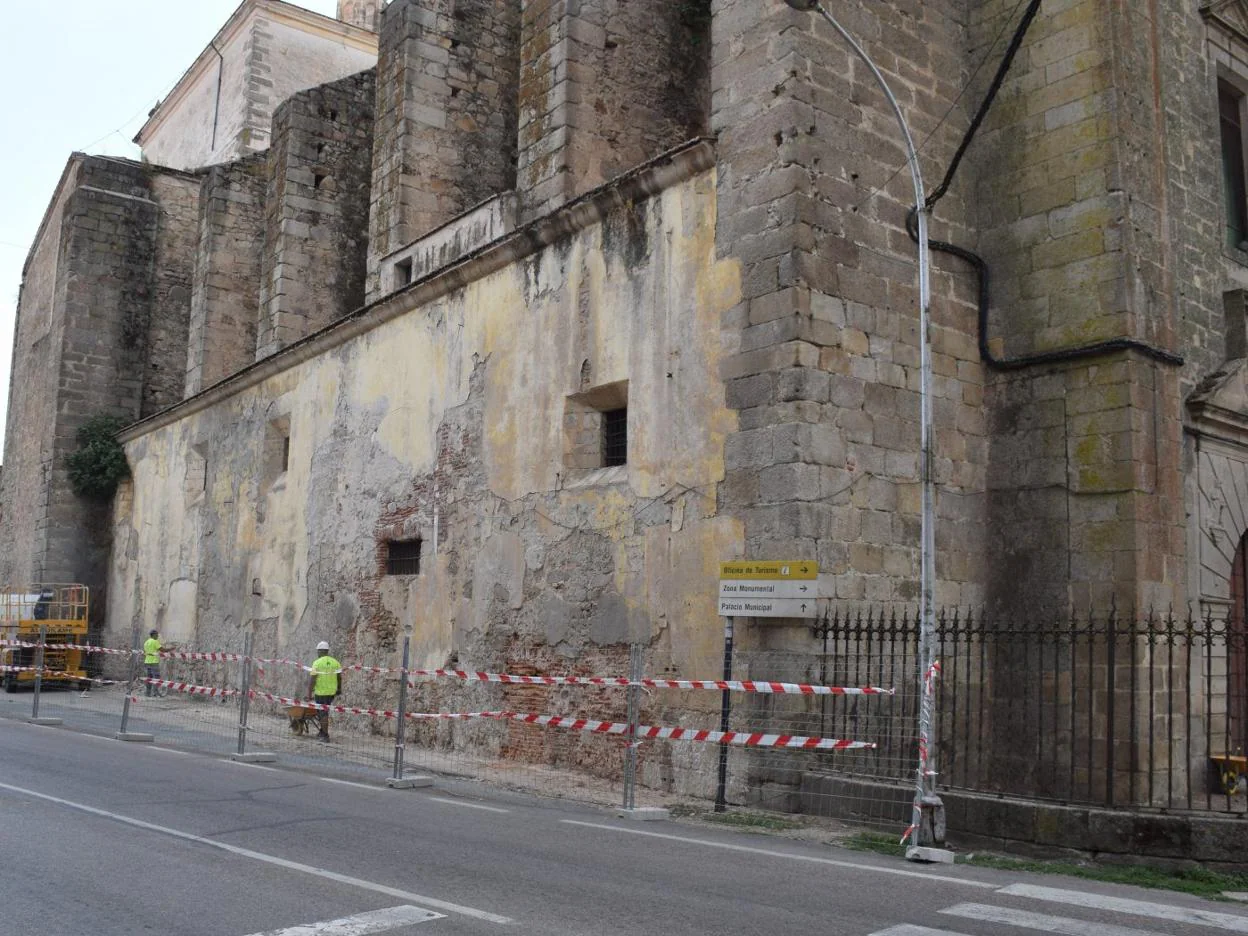 Operarios trabajando en la parte este de la iglesia. :: JSP