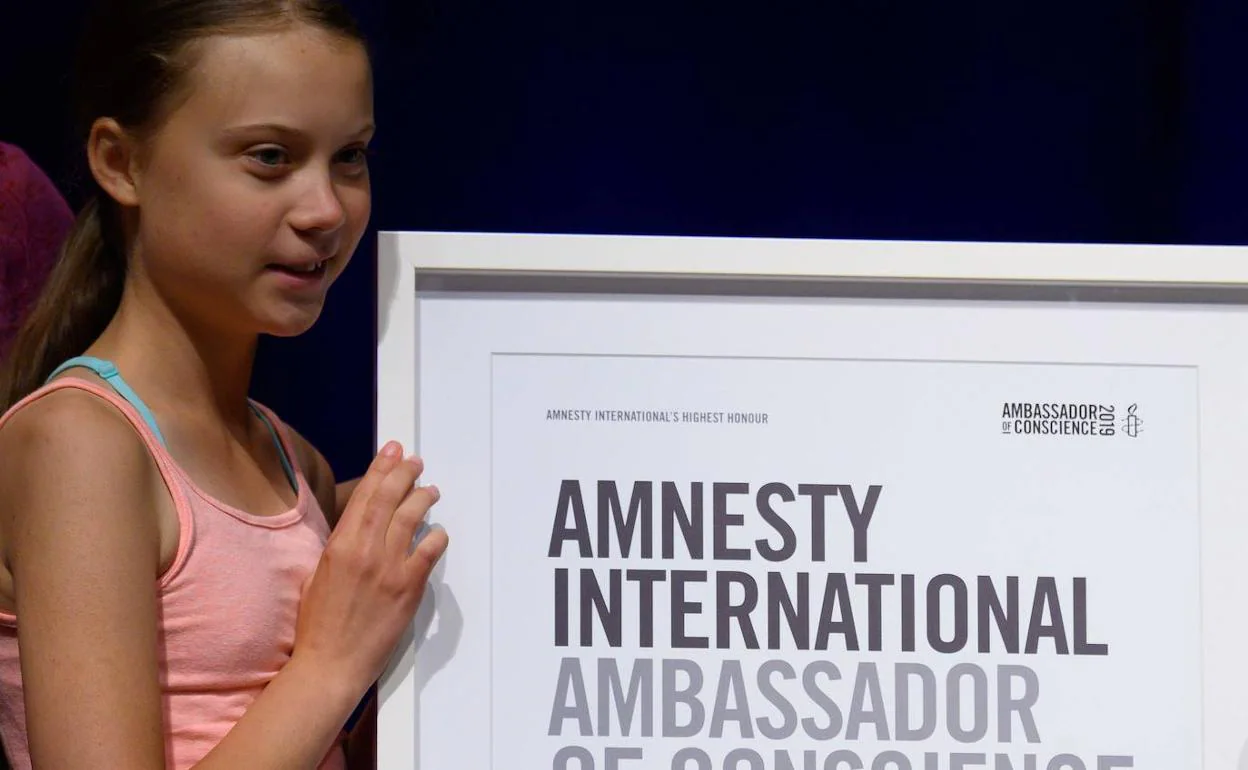 Greta Thumberg posa con el premio de Amnistía Internacional.