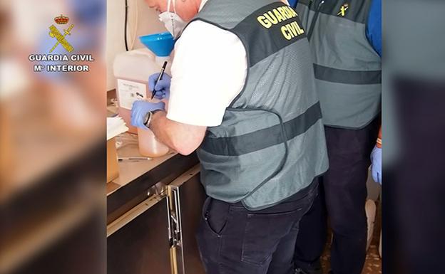 Los investigadores de la Guardia Civil toman muestras de los productos de vapeo:: 