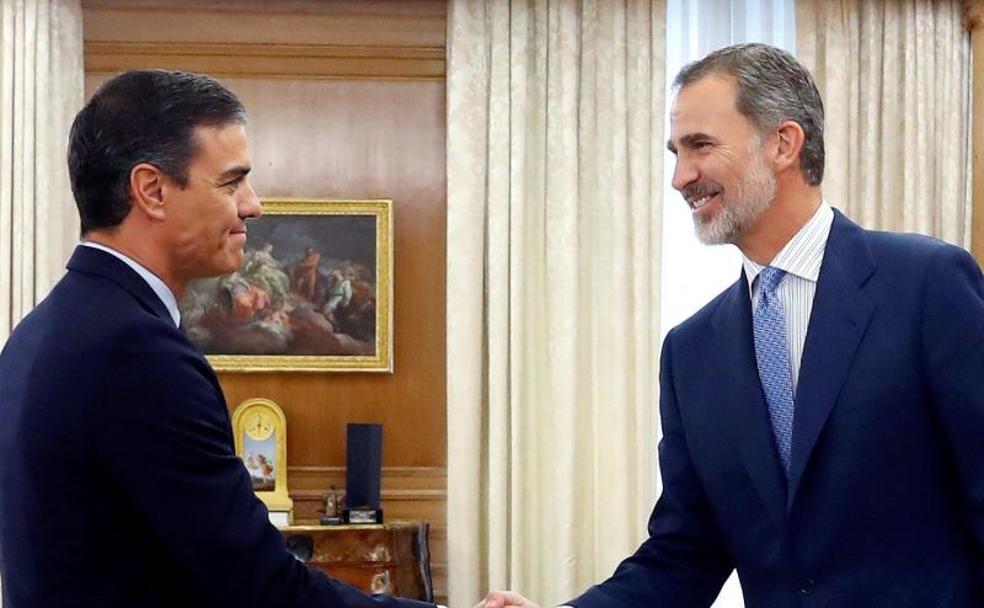 El rey Felipe VI (d) recibe en audiencia al presidente del Gobierno en funciones, Pedro Sánchez.