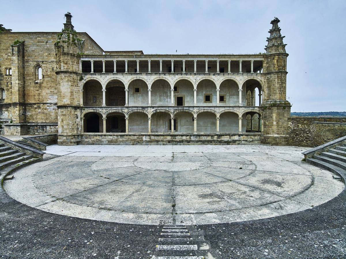 Vista general del espacio en el que tiene lugar el festival de Teatro Clásico de Alcántara