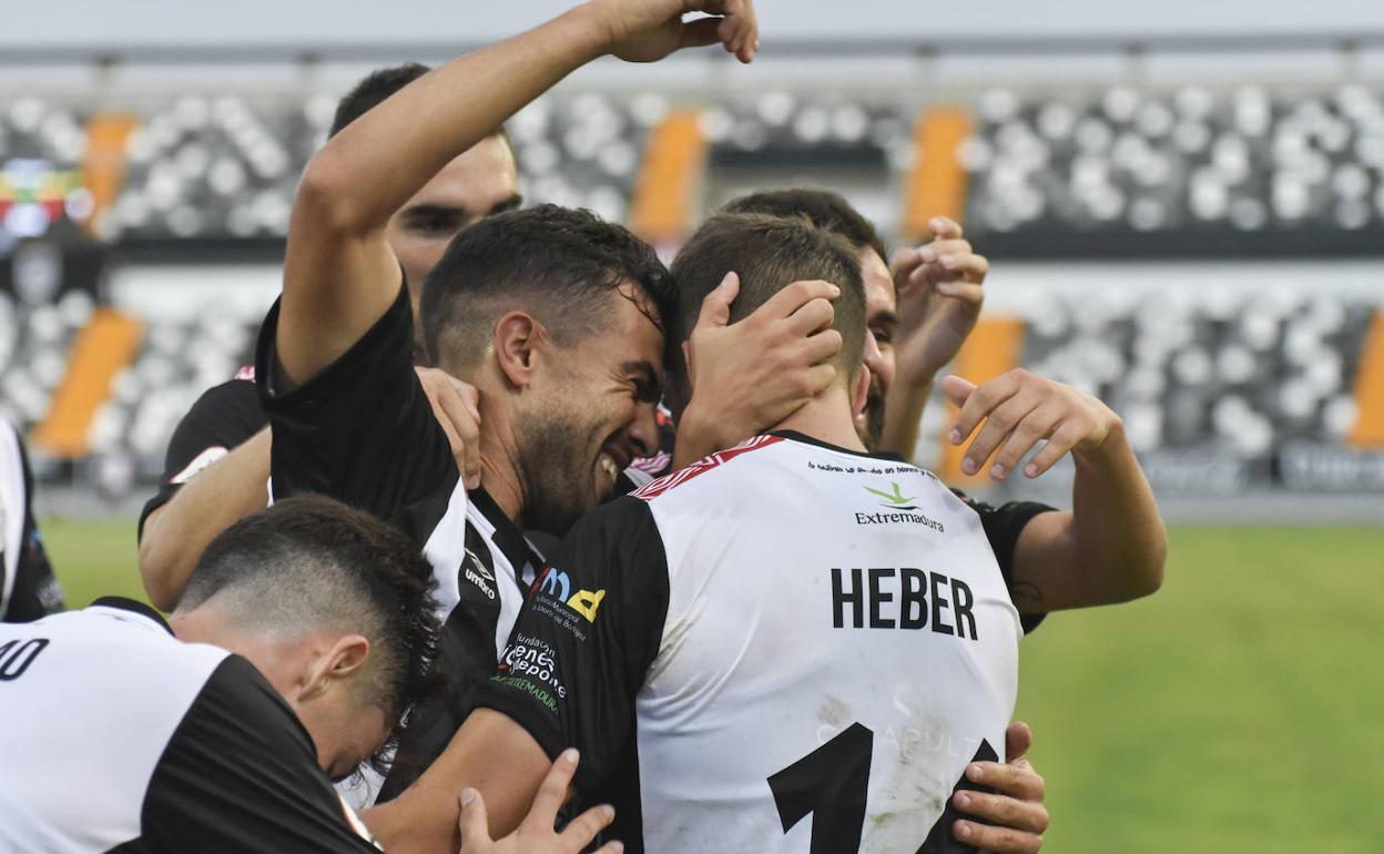 Los blanquinegros celebran el tanto de Héber Pena el pasado domingo.