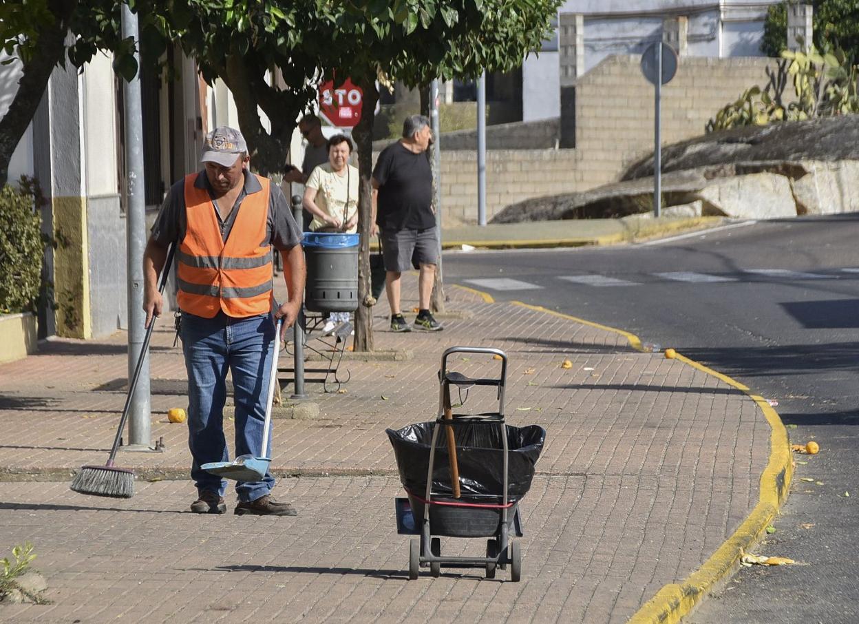 Un empleado municipal barriendo una calle de Alburquerque esta semana. :: Casimiro Moreno