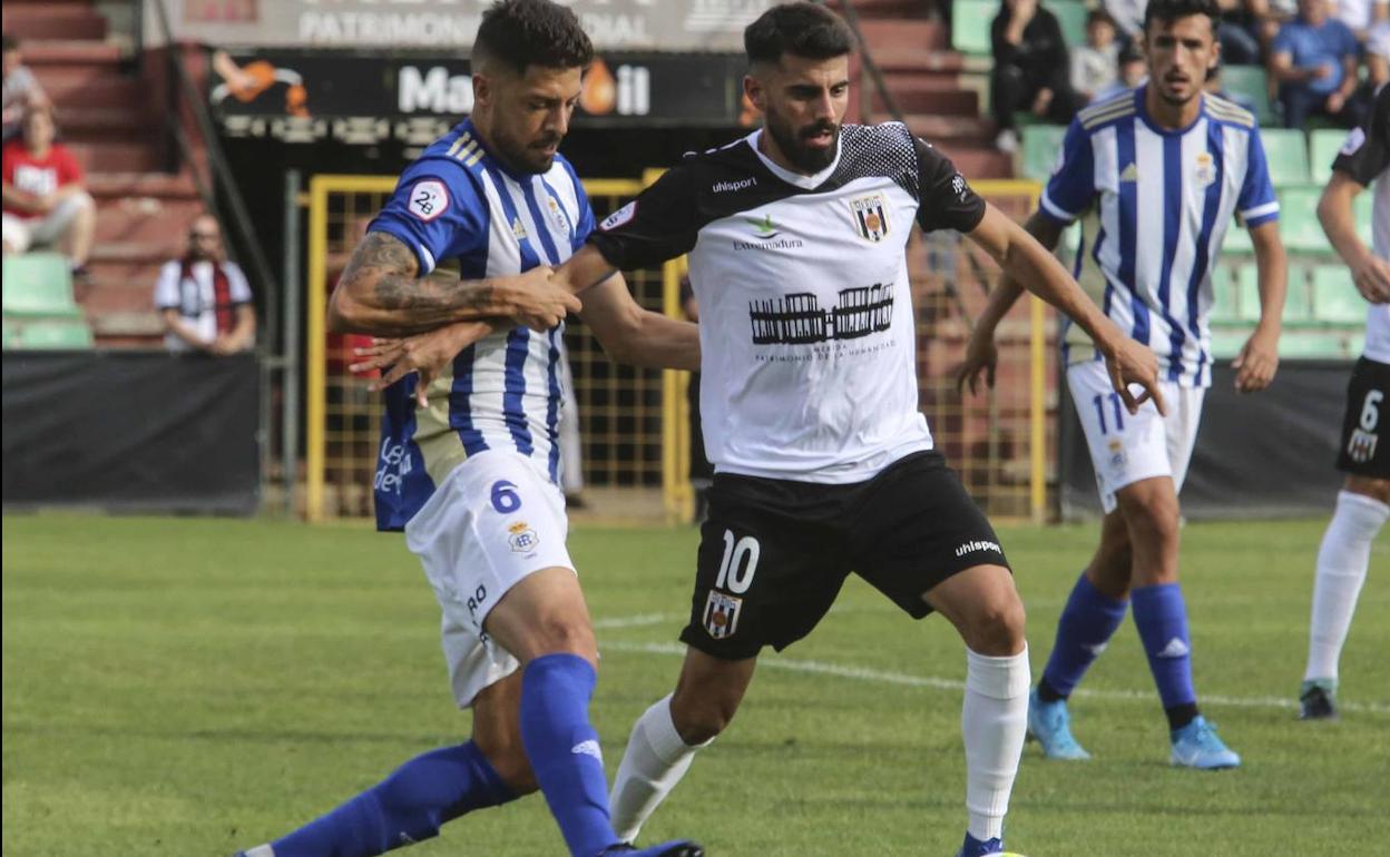 Gaspar, antes de ser cambiado, en el encuentro del Mérida de este domingo ante el Recreativo.