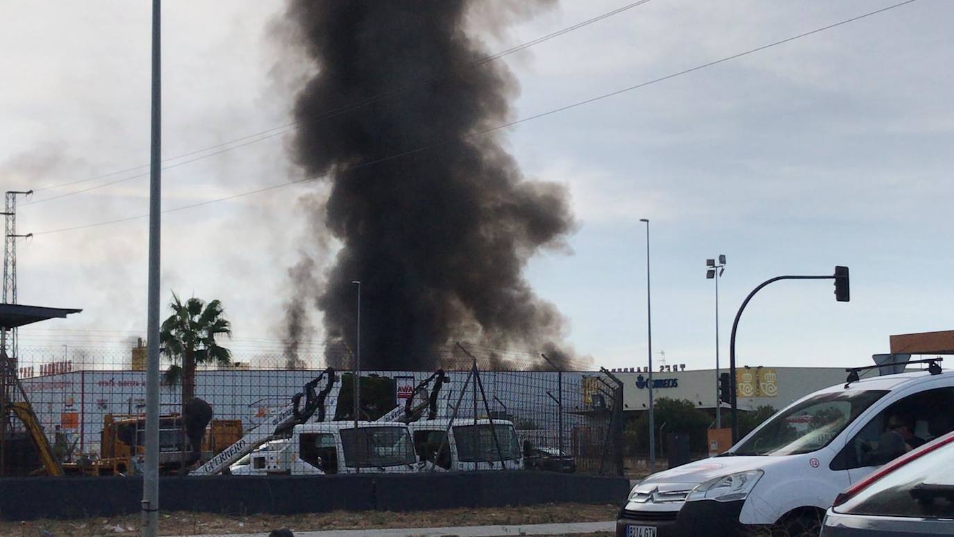 Fotos: Columna de humo causada por el incendio de la panificadora en Badajoz