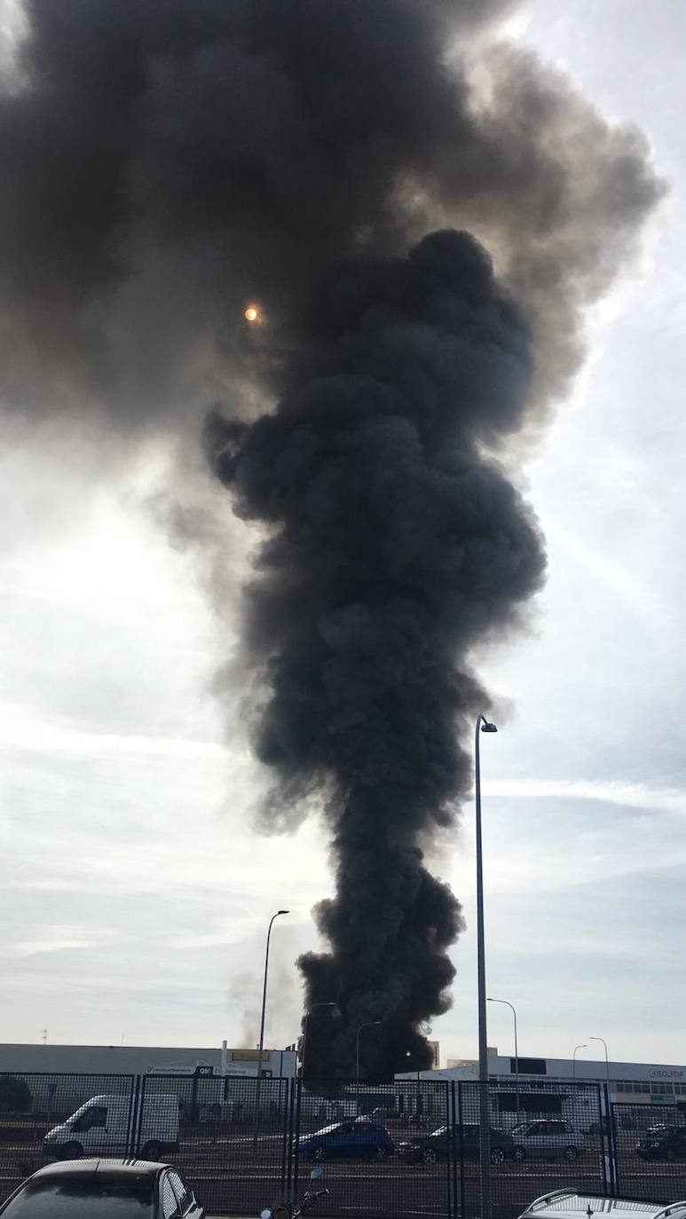 Fotos: Columna de humo causada por el incendio de la panificadora en Badajoz