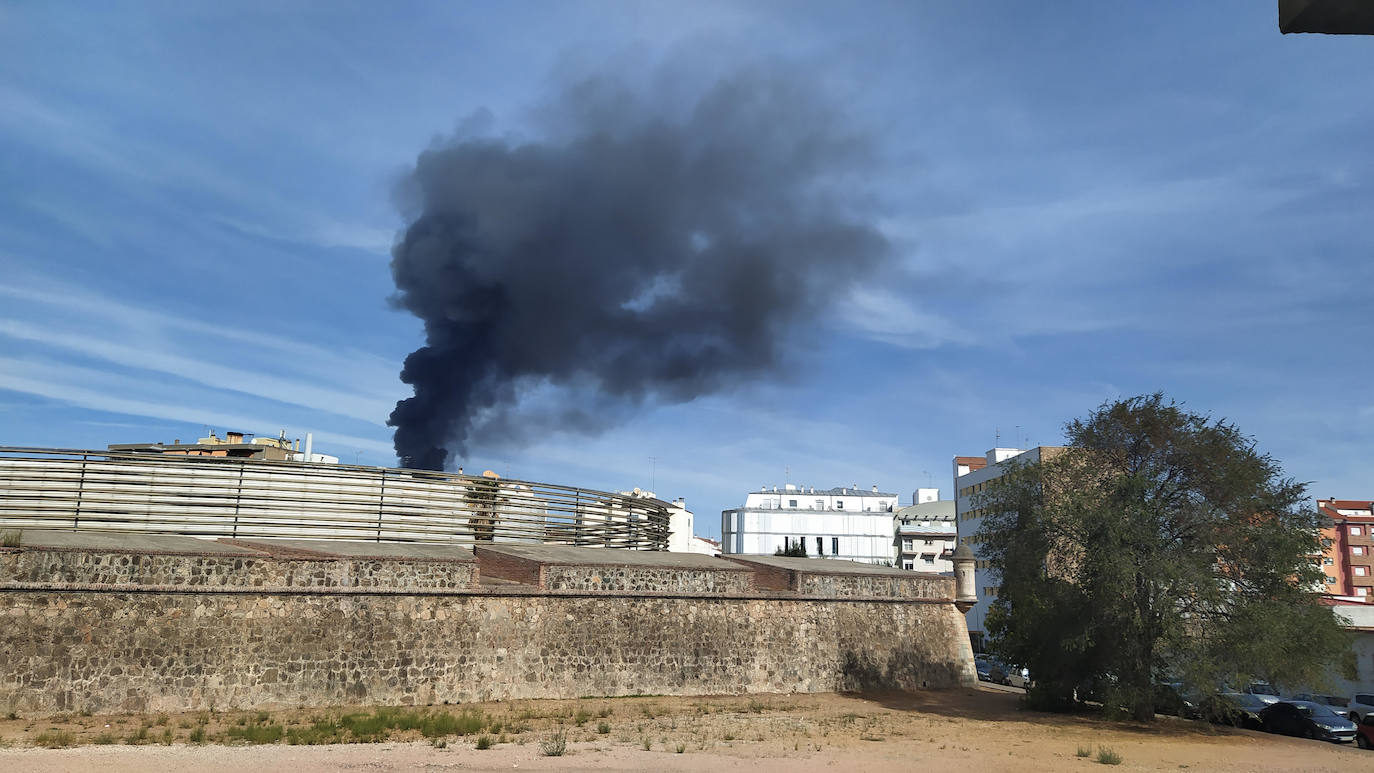 La columna de humo desde Pardaleras.