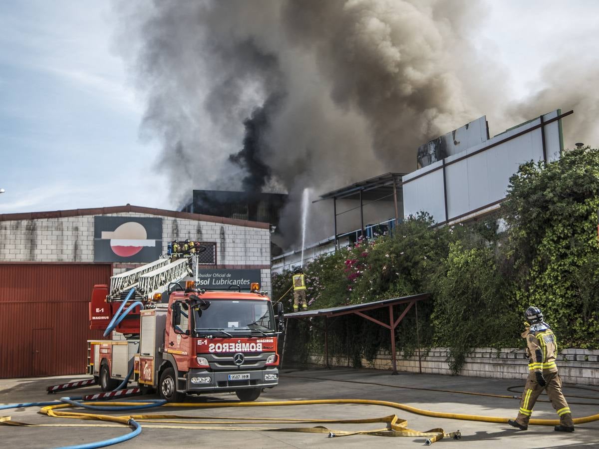 Fotos: Columna de humo causada por el incendio de la panificadora en Badajoz