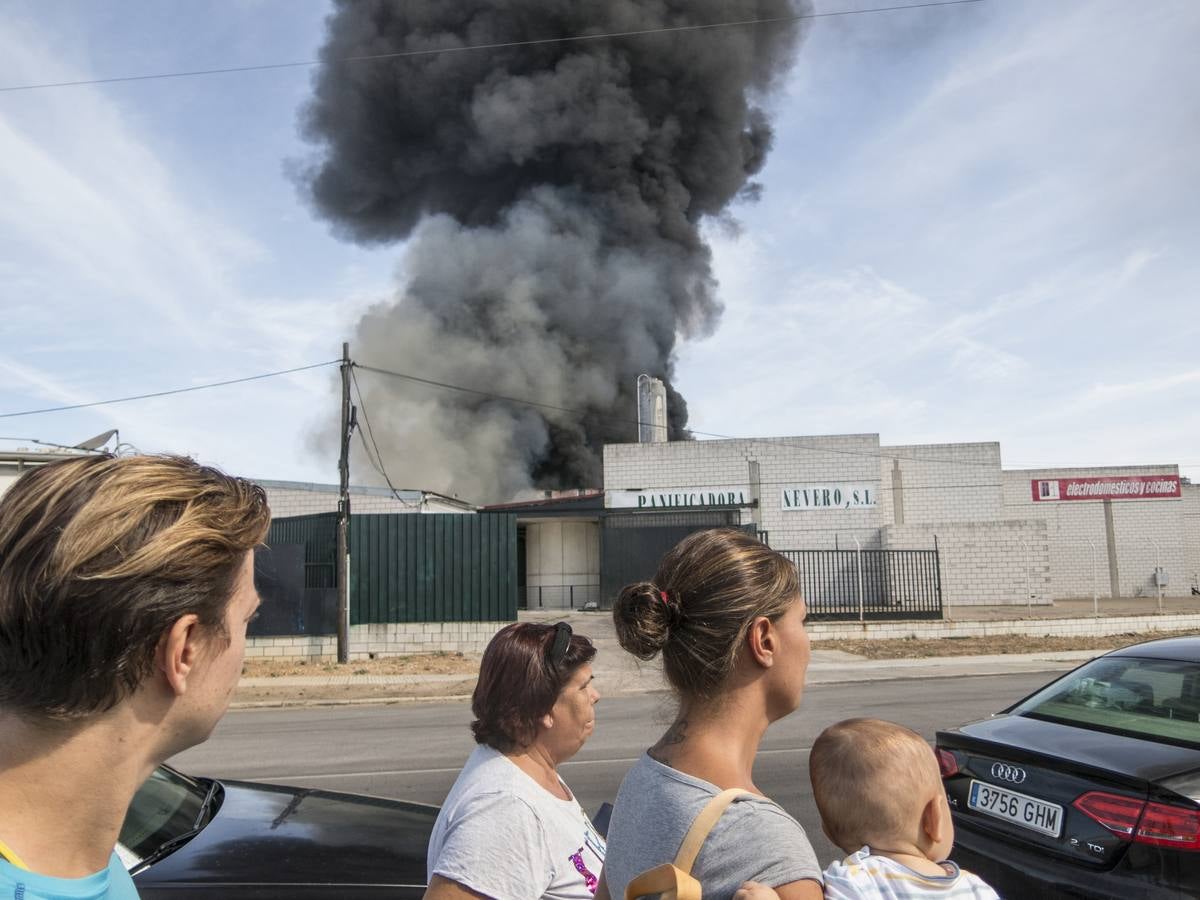 Fotos: Columna de humo causada por el incendio de la panificadora en Badajoz