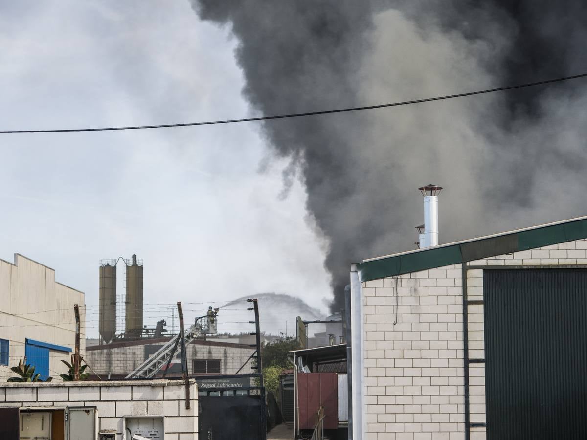 Fotos: Columna de humo causada por el incendio de la panificadora en Badajoz