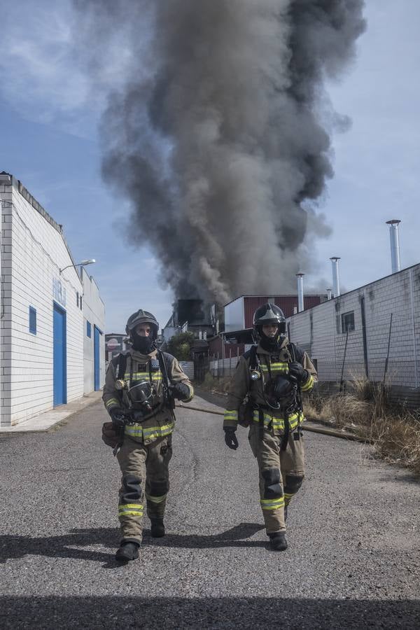 Fotos: Columna de humo causada por el incendio de la panificadora en Badajoz