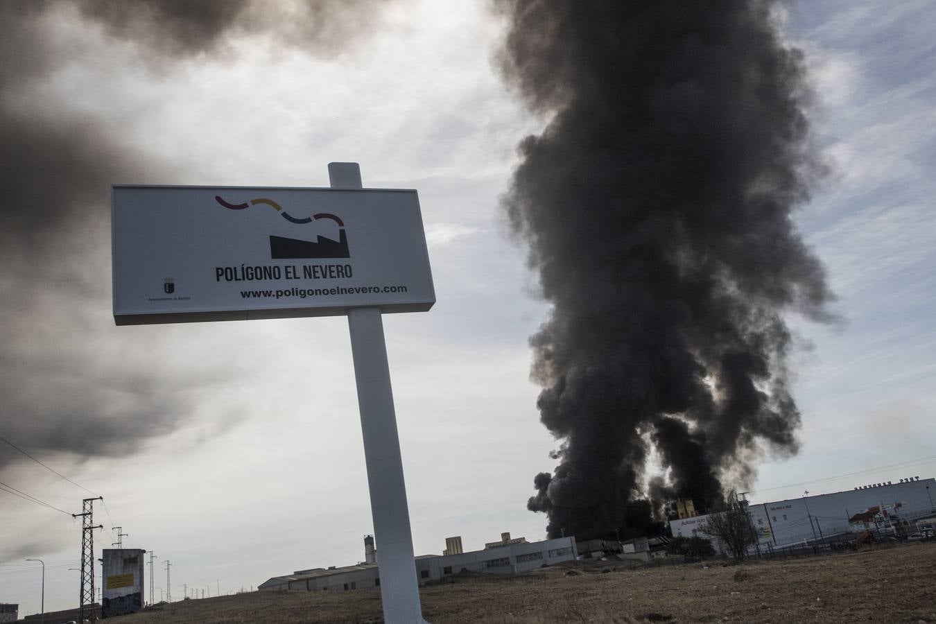 Fotos: Columna de humo causada por el incendio de la panificadora en Badajoz